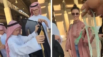 بائع في سوق الزل بالرياض يهدي سائحًا وعائلته مسبحة وهو يرتدي الزي السعودي